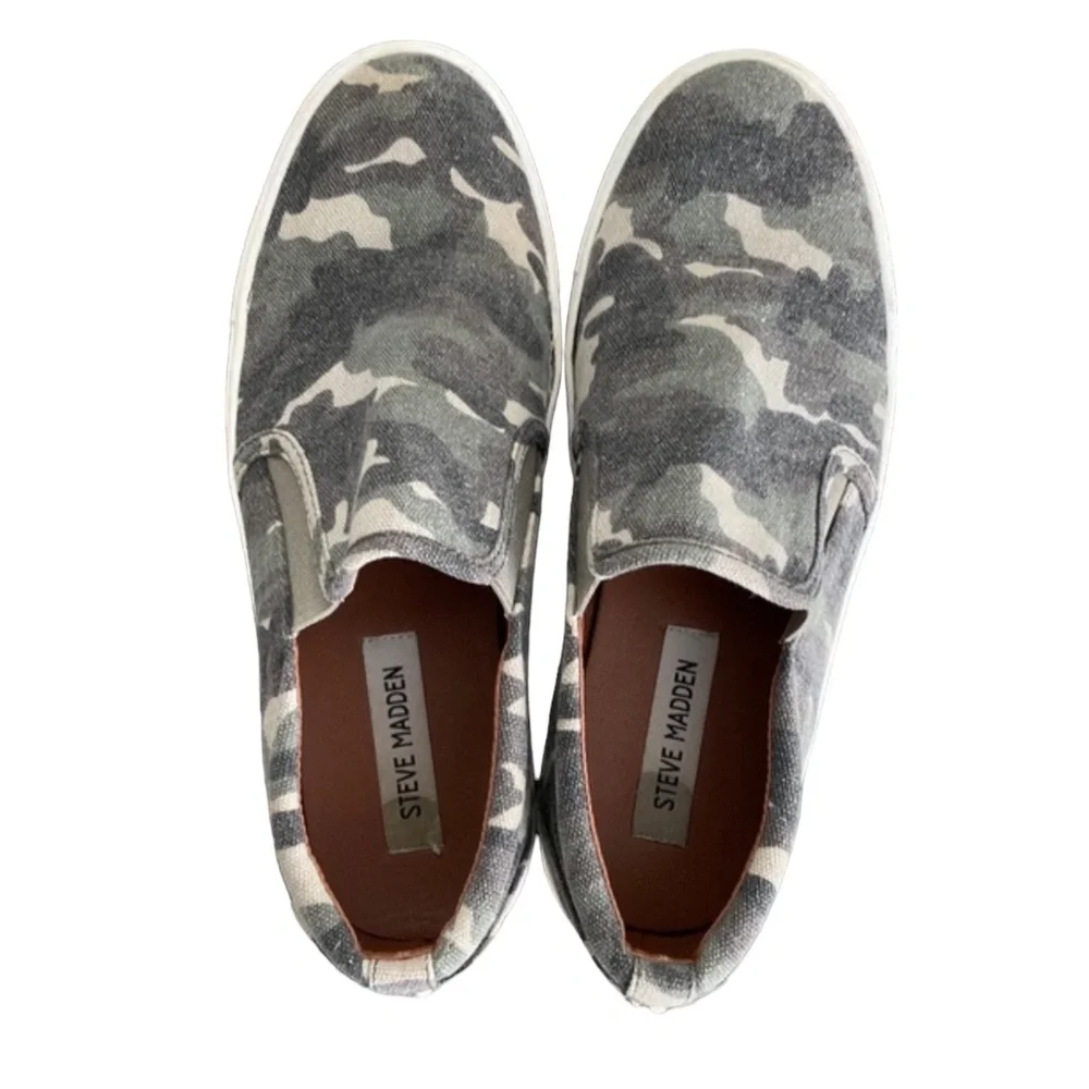 Steve Madden Women’s Amplify Camouflage Slip-Ons Size 9